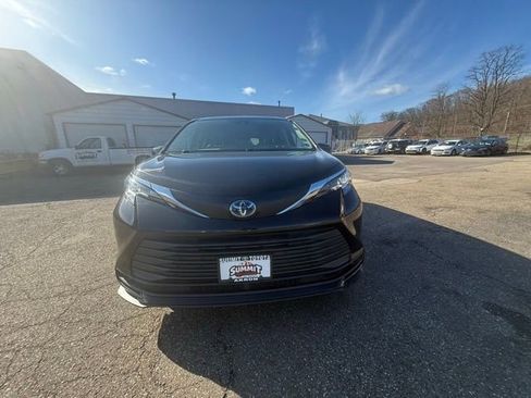 Used 2021 Toyota Sienna LE image 4