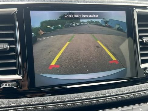 Used 2023 Chrysler Pacifica Touring-L FWD image 25