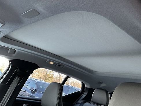 Used 2025 Volvo XC40 B5 Plus image 18