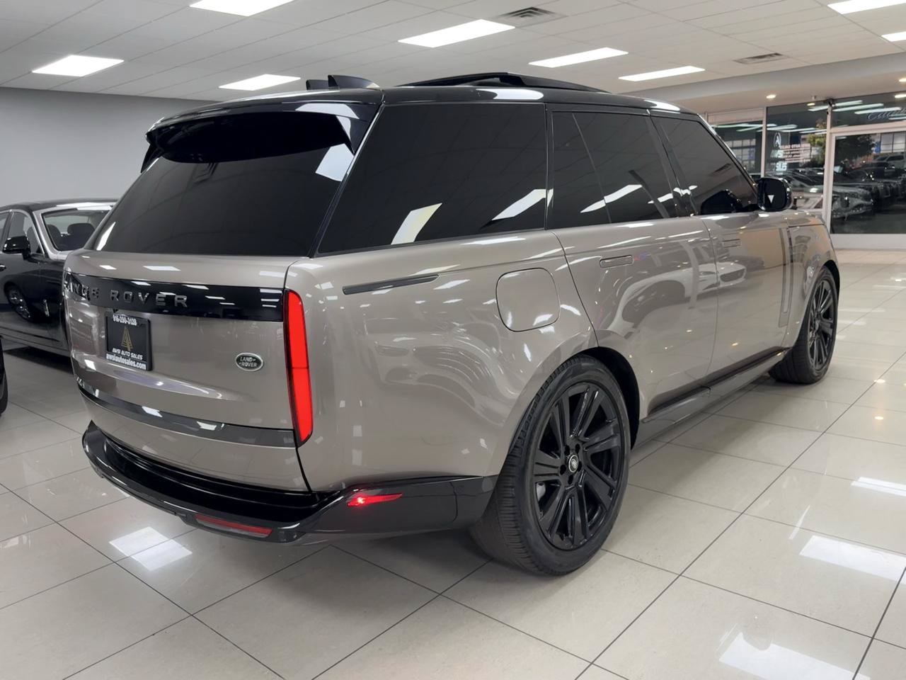 Used 2023 Land Rover Range Rover SE AWD/4WD image 2