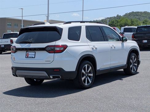 Used 2025 Honda Pilot Touring image 5