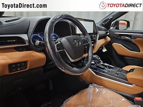New 2026 Toyota Highlander Platinum AWD/4WD image 13