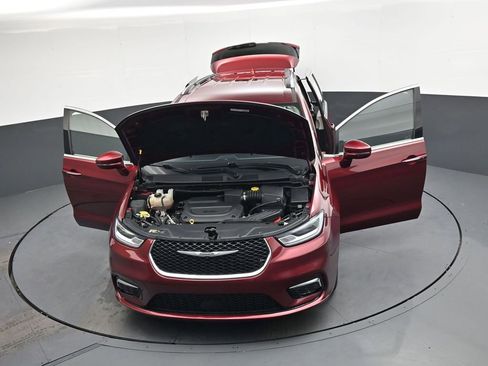 Used 2021 Chrysler Pacifica Touring-L image 45