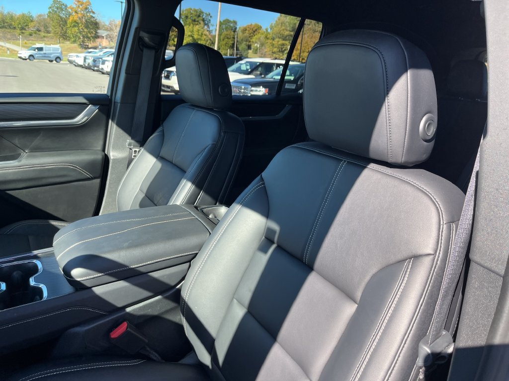 Used 2026 GMC Acadia Elevation w/ Elevation Premium Package FWD image 12