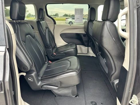 Used 2023 Chrysler Pacifica Touring-L FWD image 25