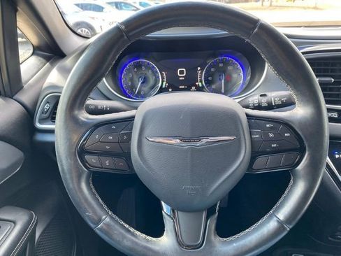 Used 2018 Chrysler Pacifica Touring-L Plus image 24