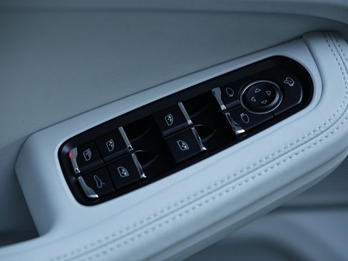 New 2026 Porsche Macan image 23