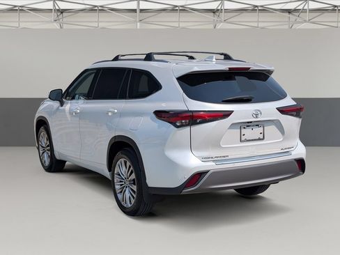 Used 2024 Toyota Highlander Platinum FWD image 7