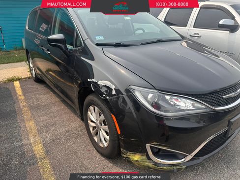 Used 2018 Chrysler Pacifica Touring Plus FWD image 3