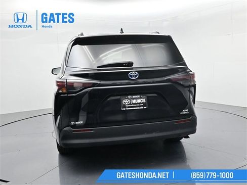 Used 2024 Toyota Sienna XLE image 7