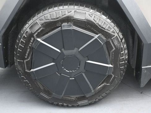 Used 2024 Tesla Cybertruck AWD Crew Cab image 32