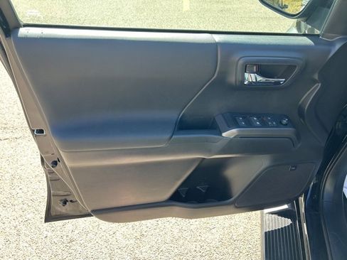 Used 2022 Toyota Tacoma TRD Off-Road image 16