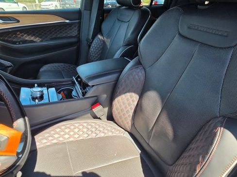 Used 2023 Jeep Grand Cherokee Summit AWD/4WD image 8