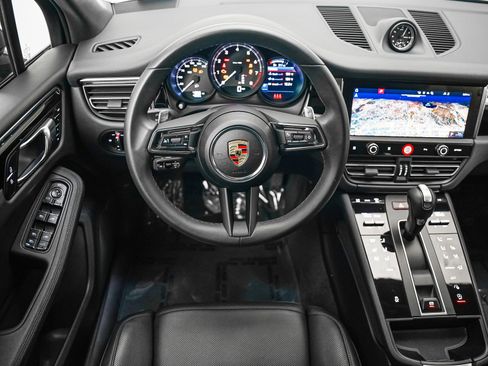 Certified 2025 Porsche Macan image 16