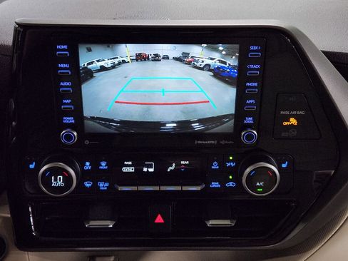 Used 2021 Toyota Highlander XLE FWD image 37