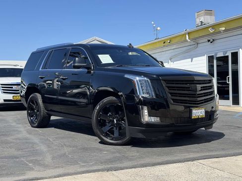 Used 2018 Cadillac Escalade Platinum AWD/4WD image 2