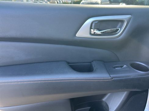 Used 2020 Nissan Pathfinder SL image 13