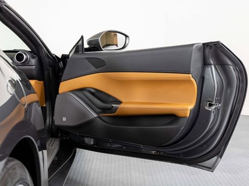 Used 2019 Ferrari Portofino image 31