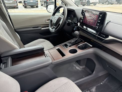 Used 2021 Toyota Sienna LE w/ LE Plus Package image 21