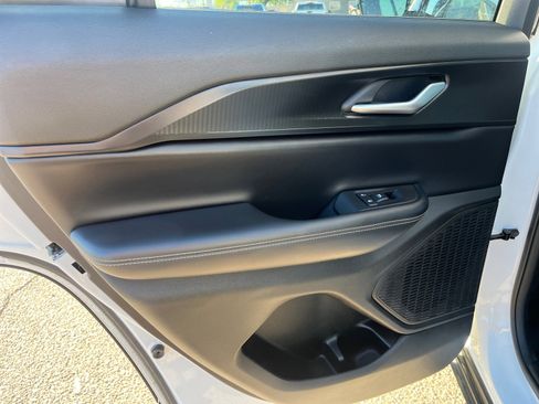 Used 2024 Jeep Grand Cherokee Altitude image 16