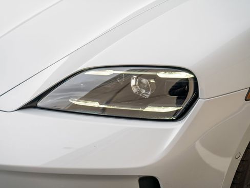 Used 2025 Porsche Taycan image 28