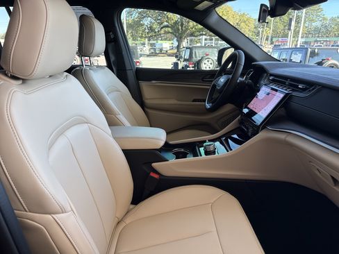New 2025 Jeep Grand Cherokee Limited AWD/4WD image 16