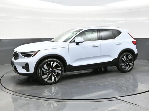Used 2024 Volvo XC40 B5 Ultimate image 3