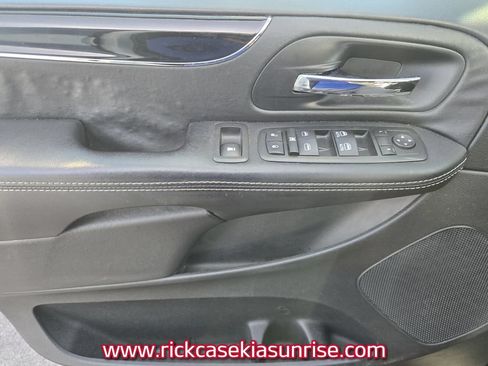 Used 2014 Chrysler Town & Country S FWD image 11