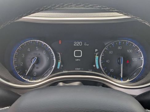 Used 2022 Chrysler Pacifica Touring-L AWD/4WD image 17