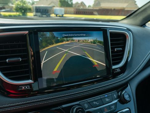 Used 2025 Chrysler Pacifica Limited FWD image 25