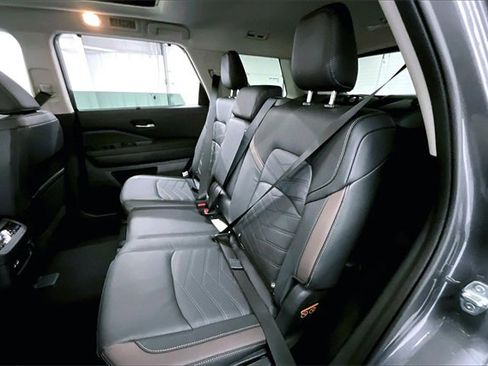 New 2025 Nissan Pathfinder Platinum image 10