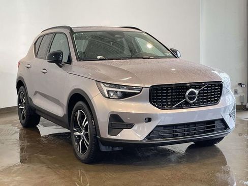 Used 2026 Volvo XC40 B5 Core w/ Climate Package image 3