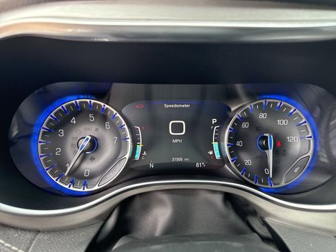 Used 2023 Chrysler Pacifica Limited w/ Uconnect Theater Family Group FWD image 7