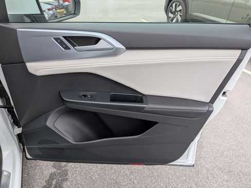 Used 2025 Volkswagen Taos SE image 32