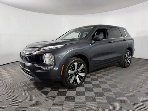 Used 2025 Mitsubishi Outlander SE AWD/4WD image 3