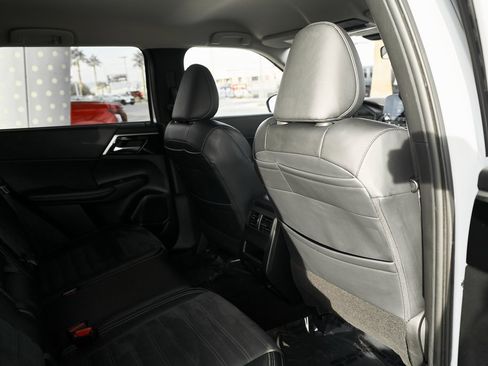 Used 2024 Mitsubishi Outlander SE image 28