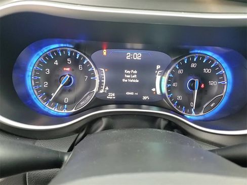 Used 2024 Chrysler Pacifica Touring-L image 17