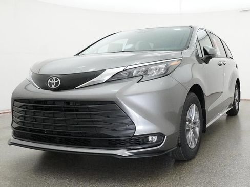 New 2026 Toyota Sienna XLE image 65
