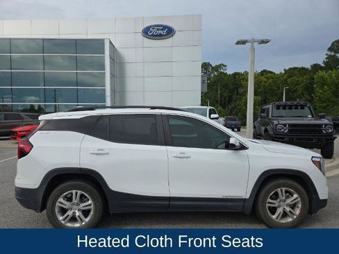 Used 2024 GMC Terrain SLE w/ Driver Convenience Package FWD image 2