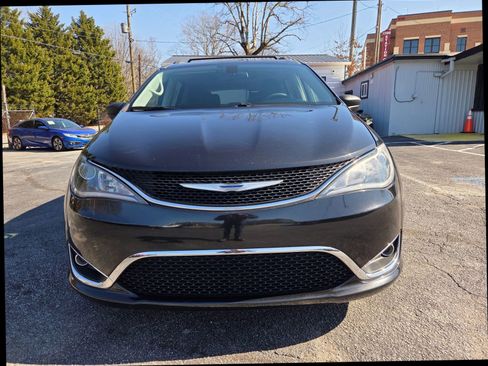 Used 2018 Chrysler Pacifica Touring Plus w/ Tire & Wheel Group image 3