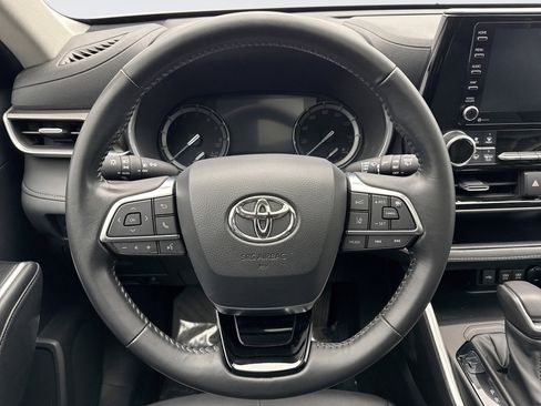 Used 2021 Toyota Highlander XLE image 12