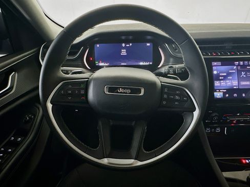 Used 2023 Jeep Grand Cherokee Laredo image 18