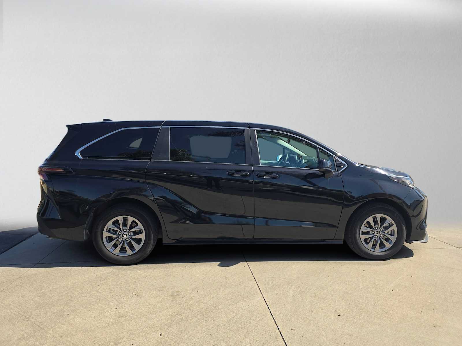 Certified 2023 Toyota Sienna LE FWD image 2