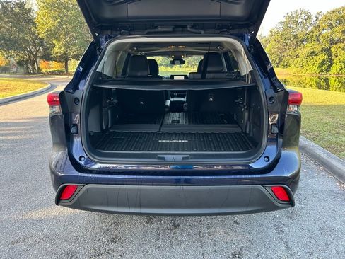 Certified 2025 Toyota Highlander XLE image 10