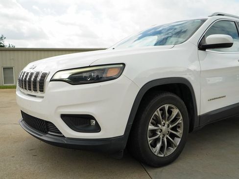 Used 2019 Jeep Cherokee Latitude Plus w/ Comfort/Convenience Group FWD image 16