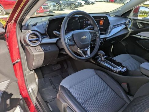 Used 2025 Chevrolet Trax LT w/ LT Convenience Package image 14