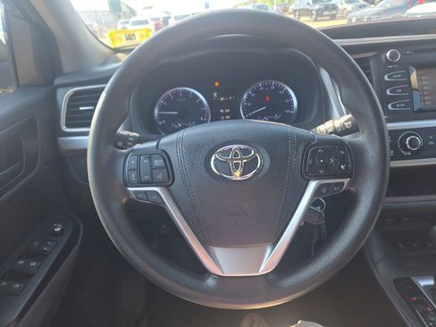 Used 2019 Toyota Highlander LE AWD/4WD image 14