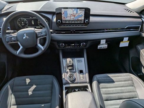 New 2025 Mitsubishi Outlander SE image 28