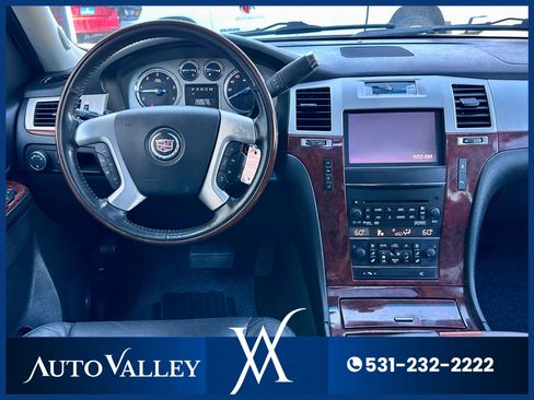 Used 2011 Cadillac Escalade ESV Premium image 31