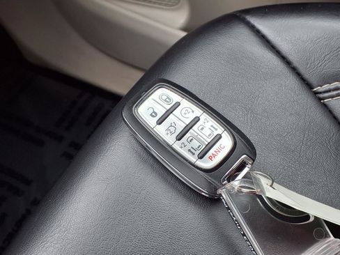 Used 2023 Chrysler Pacifica Touring-L FWD image 18